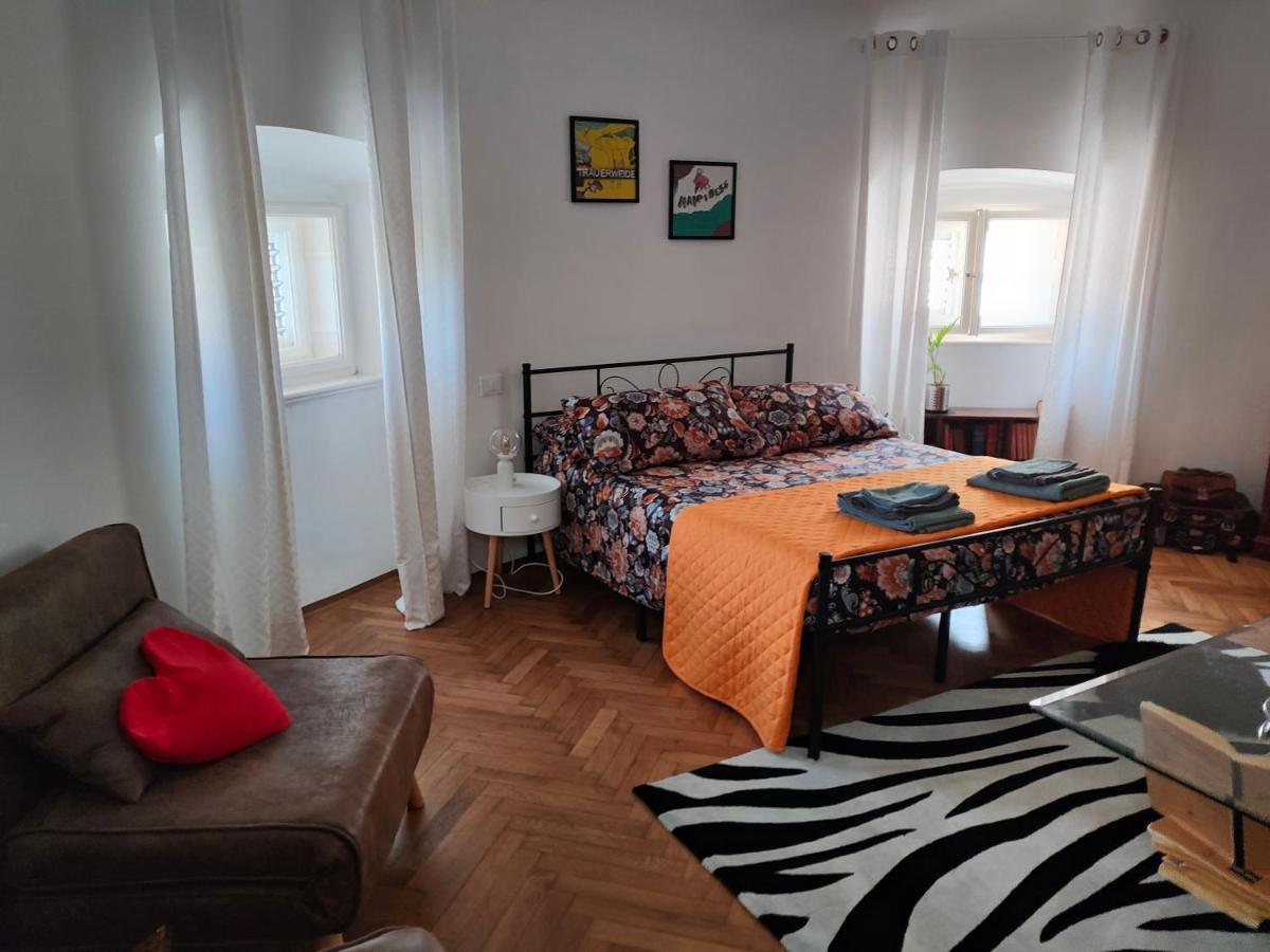 Volta 8 Rooms Trieste Bagian luar foto